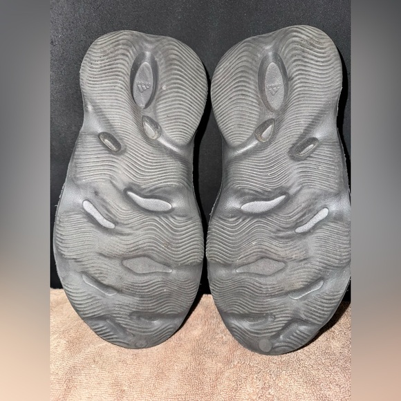 Adidas × Kanye West × Yeezy
Yeezy Foam RNNR in Carbon Men’s size 8 - Picture 11 of 16